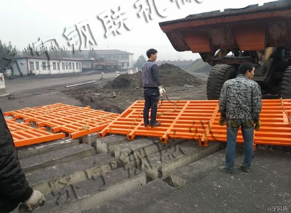 我公司為濟寧興鑫能源有限責任公司安裝重型（煤礦專用）工程洗車機5.jpg